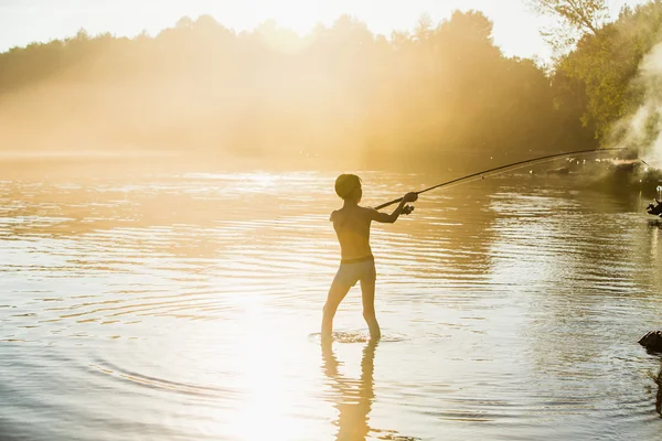 Petit garçon pêche — Photo