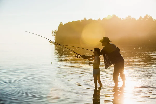 Père avec fils pêche — Photo