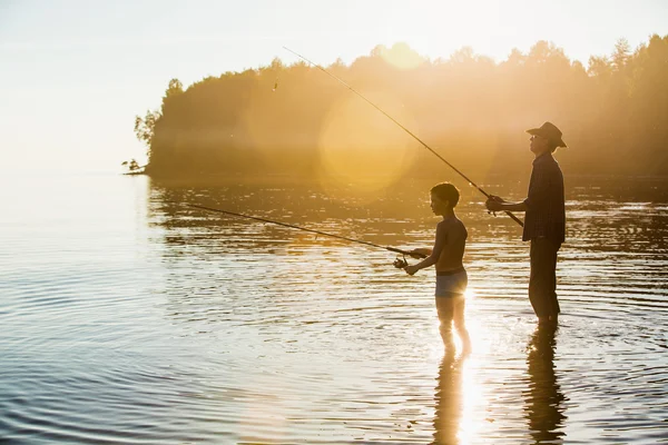 Père avec fils pêche — Photo