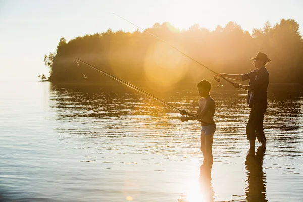 Отец с сыном рыбалка — стоковое фото