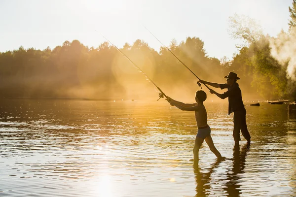 Père avec fils pêche — Photo