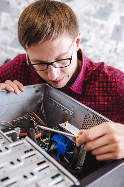 Computer literacy repair man hands — Φωτογραφία Αρχείου