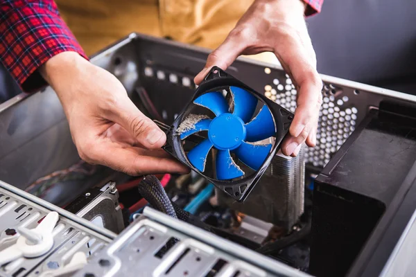 Homem segurando ventilador de computador — Fotografia de Stock