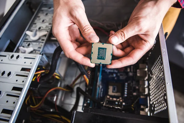 Homem segurando microchip — Fotografia de Stock