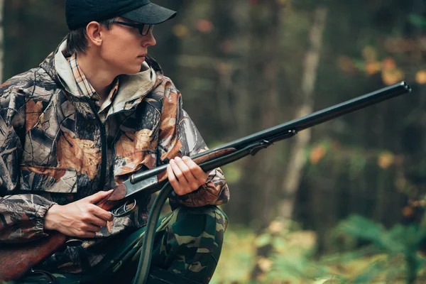 Manliga jägaren i skogen — Stockfoto