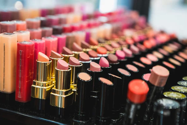 De multi-gekleurde lippenstiften — Stockfoto
