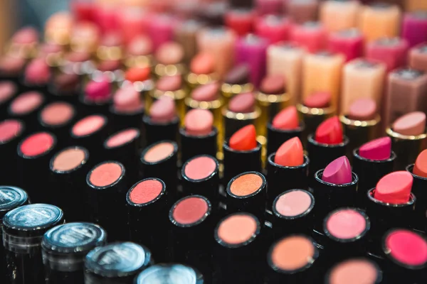 De multi-gekleurde lippenstiften — Stockfoto