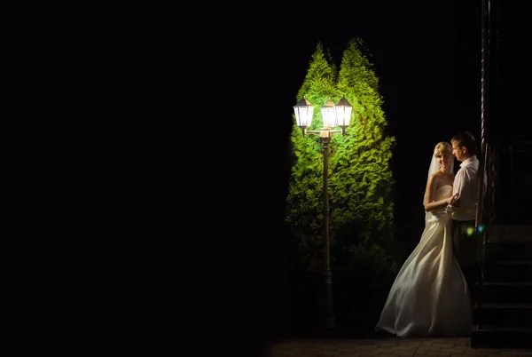Noiva e noivo em pé à noite lanterna . — Fotografia de Stock