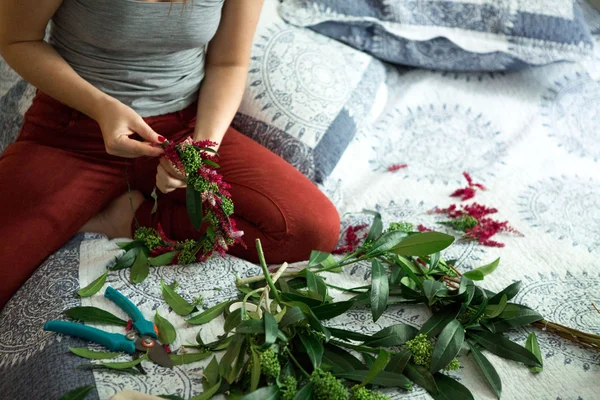 Florist at work. How to make a flower wreath — Stock Photo, Image