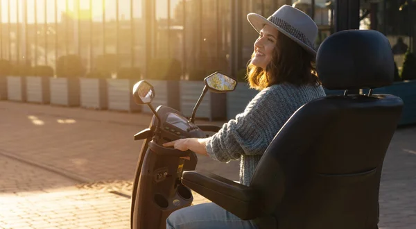 在城市街道上乘坐四轮驱动电动车的女游客 — 图库照片