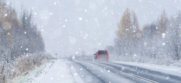 Coche Está Conduciendo Una Carretera Invierno Una Ventisca — Foto de Stock