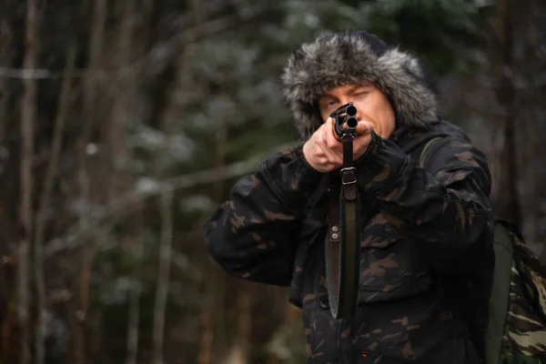 Hunter Siktar Ett Hagelgevär Vinterskog — Stockfoto