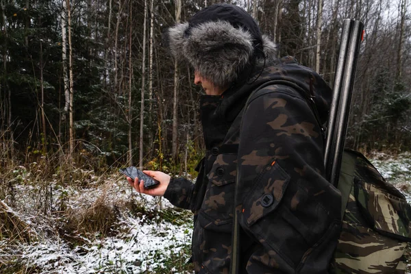 Chasseur Avec Smartphone Dans Une Forêt Hiver — Photo