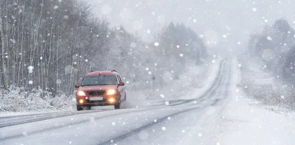 Carro Está Dirigindo Uma Estrada Inverno Uma Nevasca — Fotografia de Stock