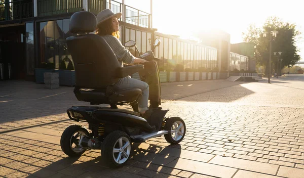 Női Turista Lovaglás Egy Négykerék Mobilitás Elektromos Robogó Város Utcáján — Stock Fotó