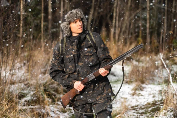 Lovec Zbraní Batohem Zimním Lese — Stock fotografie