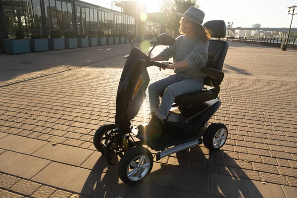 Vrouw Toerist Paardrijden Een Vier Wiel Mobiliteit Elektrische Scooter Een — Stockfoto