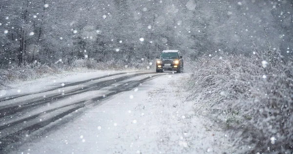 Coche Está Conduciendo Una Carretera Invierno Una Ventisca — Foto de Stock