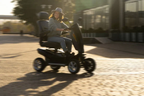 Vrouw Toerist Paardrijden Een Vier Wiel Mobiliteit Elektrische Scooter Een — Stockfoto