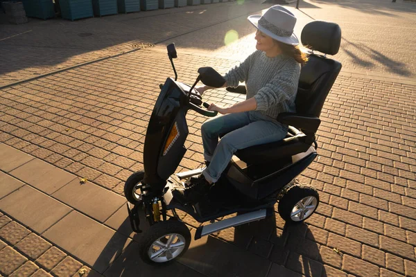 Vrouw Toerist Paardrijden Een Vier Wiel Mobiliteit Elektrische Scooter Een — Stockfoto