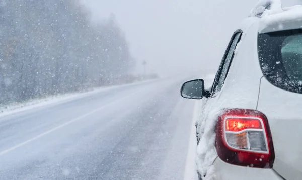 Білий Автомобіль Зимовій Дорозі Через Засніжений Ліс — стокове фото