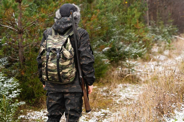 Hunter Con Arma Una Mochila Bosque Invierno — Foto de Stock