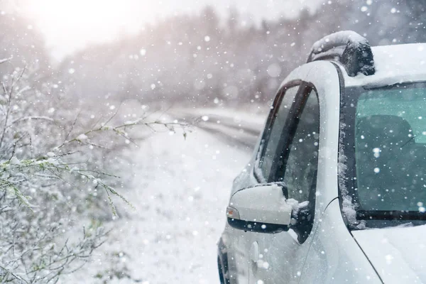 Coche Blanco Camino Invierno Través Bosque Cubierto Nieve —  Fotos de Stock