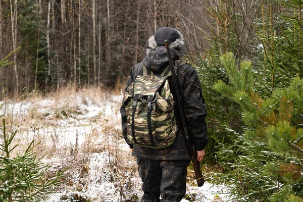 Hunter Med Pistol Och Ryggsäck Vinterskogen — Stockfoto