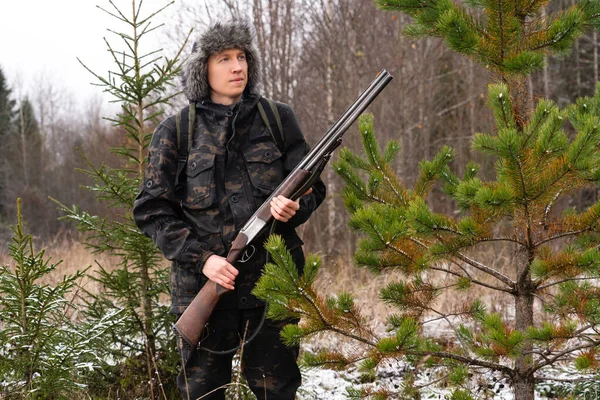 Chasseur avec une arme et un sac à dos — Photo