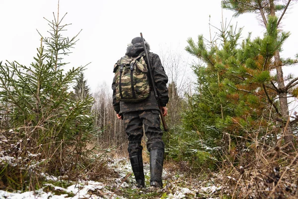 Hunter met een pistool en een rugzak — Stockfoto