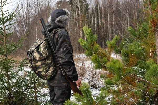 Silahlı ve sırt çantalı bir avcı. — Stok fotoğraf