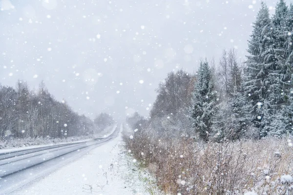 Camino de invierno bajo nieve — Foto de Stock