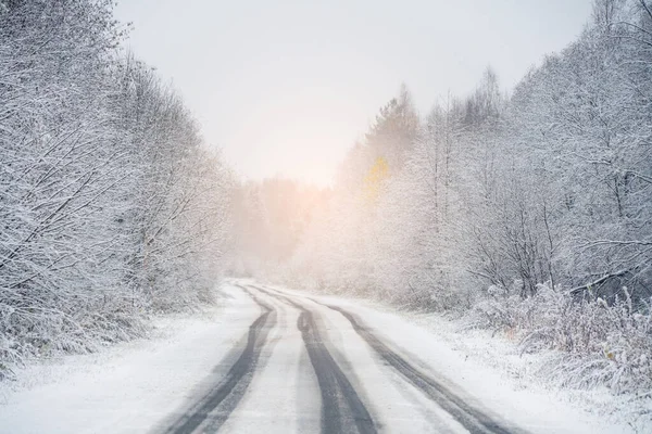 Estrada de inverno sob nevasca — Fotografia de Stock