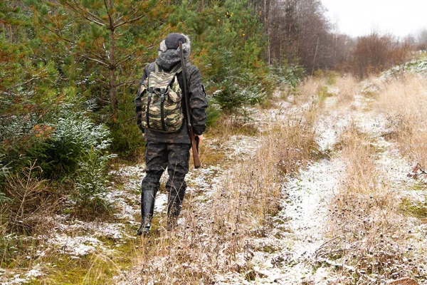 Hunter med pistol och ryggsäck — Stockfoto