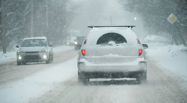 Carro Está Dirigindo Uma Cidade Inverno Uma Nevasca — Fotografia de Stock