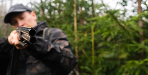 Hunter Aiming Shotgun Forest — Stock Photo, Image