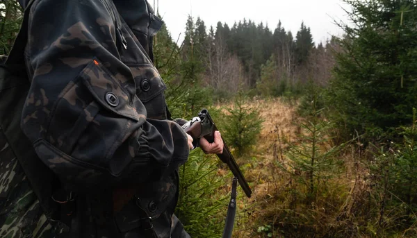 Cacciatore Con Una Pistola Uno Zaino Nella Foresta — Foto Stock