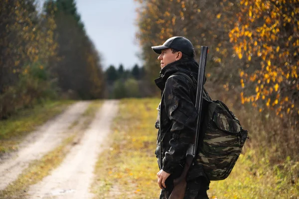 Hunter Med Pistol Och Ryggsäck Skogen — Stockfoto