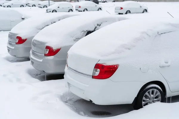 Karla Kaplı Park Edilmiş Arabalar Kış Mevsimi — Stok fotoğraf
