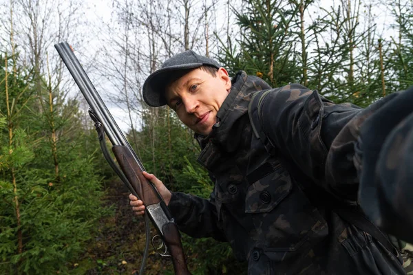 Hunter Bronią Robi Selfie Zimowym Lesie — Zdjęcie stockowe