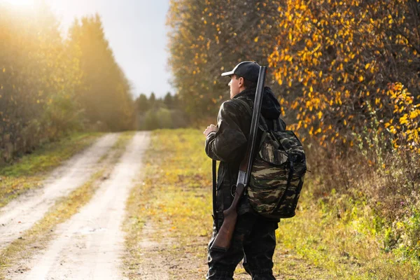 Hunter Med Pistol Och Ryggsäck Skogen — Stockfoto