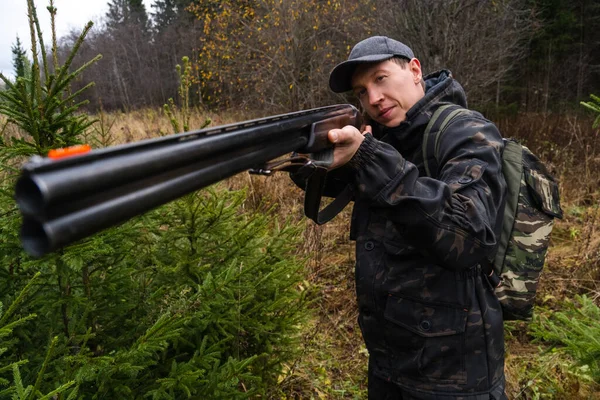 Hunter Apuntando Una Escopeta Bosque —  Fotos de Stock