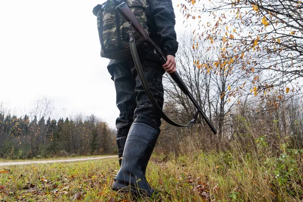 森林里拿着枪和背包的猎人 — 图库照片