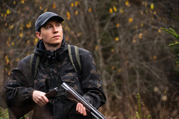 Hunter med pistol och ryggsäck — Stockfoto