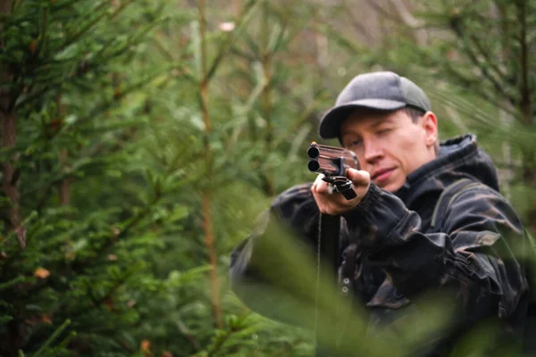 Hunter siktar på ett hagelgevär — Stockfoto