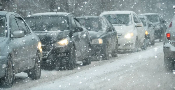 Пробки на дорогах зимой — стоковое фото