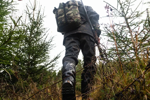 Chasseur avec une arme et un sac à dos — Photo