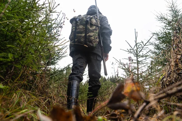 Hunter com uma arma e uma mochila — Fotografia de Stock