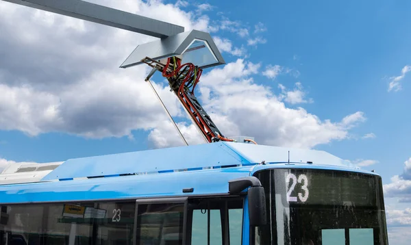 Autobus Elettrico Una Fermata Addebitato Dal Pantografo — Foto Stock