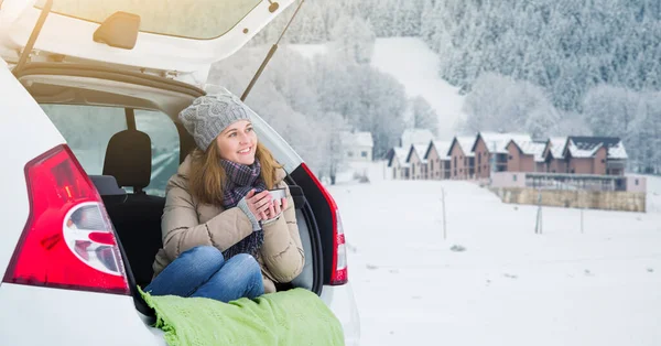 Vrouw Zit Kofferbak Van Auto Houdt Een Kopje Warme Thee — Stockfoto